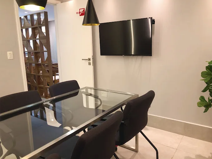 Espaço de atendimento do escritório